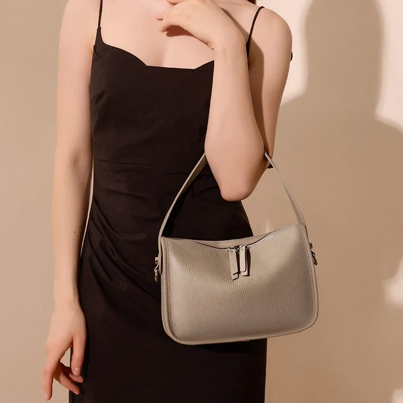 High-Quality Cow Leather Women's Messenger Bag, 2025 New Design Spacious Shoulder Bag for Customized Wholesale
High-Quality Cow Leather Women's Messenger Bag, 2025 New Design Spacious Shoulder Bag for Customized Wholesale