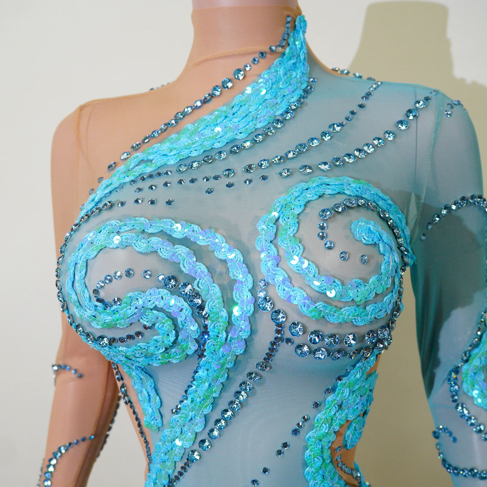 Light blue elegant evening gown with sequins and rhinestones, sheer mesh sexy long-sleeve dress with high neck, slim-fit mini wo
Light blue elegant evening gown with sequins and rhinestones, sheer mesh sexy long-sleeve dress with high neck, slim-fit mini wo