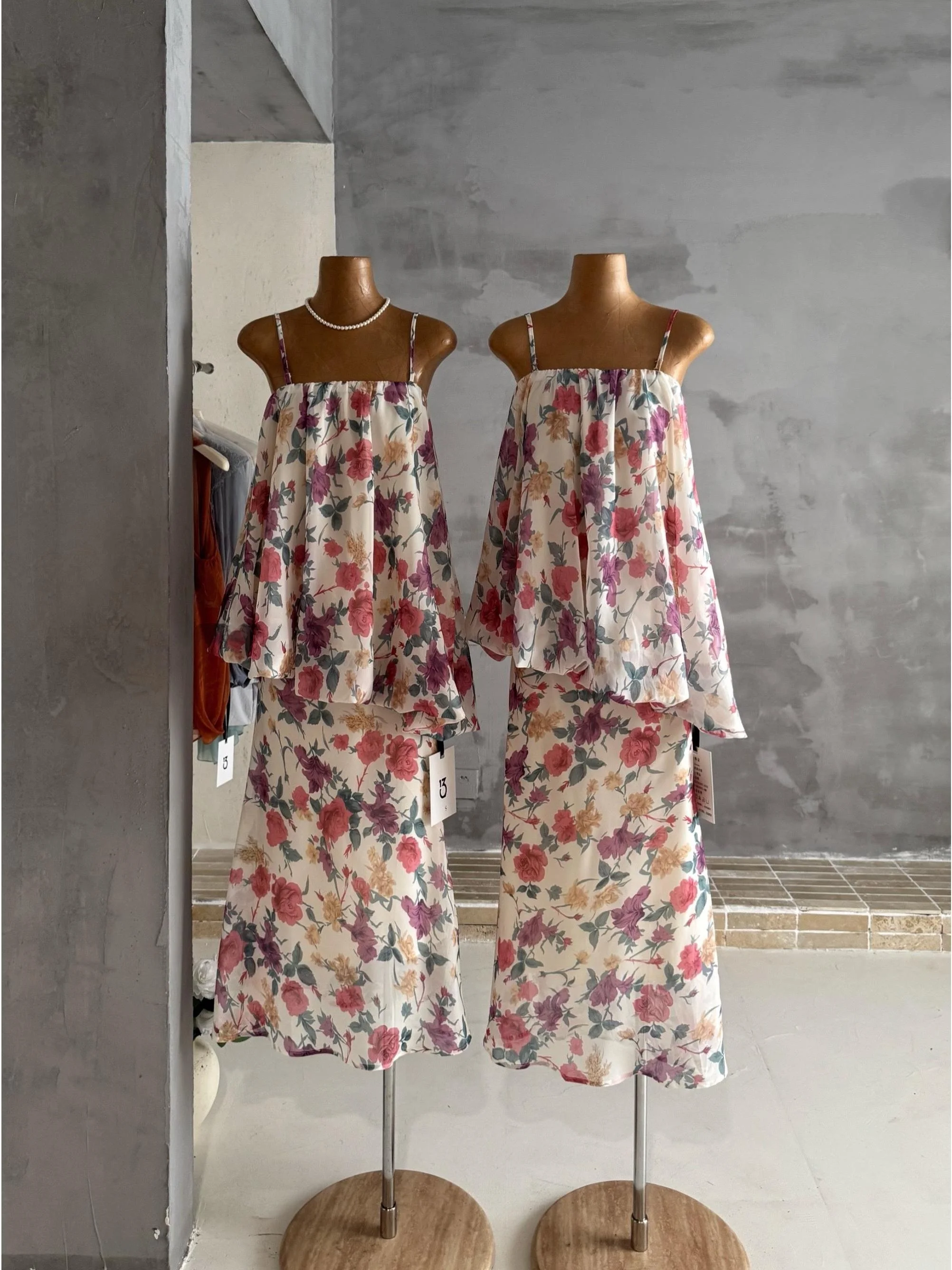 Monet Garden Floral Print Halter Neck Two-Piece Set Women's Gentle Fish Tail Skirt Summer Fashion Ensemble Soft Floral Design
Monet Garden Floral Print Halter Neck Two-Piece Set Women's Gentle Fish Tail Skirt Summer Fashion Ensemble Soft Floral Design