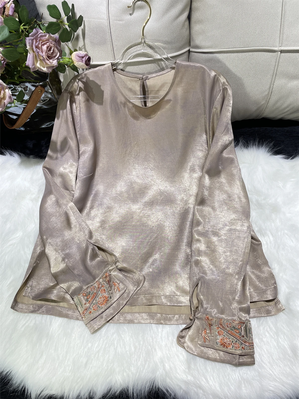 Новая китайская блузка в национальном стиле с вышивкой, из ацетатной ткани, элегантный топ, универсальная модель.
Новая китайская блузка в национальном стиле с вышивкой, из ацетатной ткани, элегантный топ, универсальная модель.