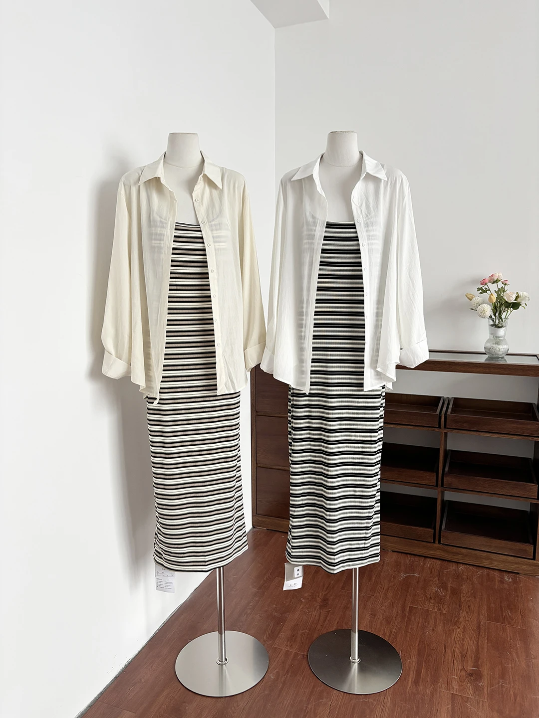 Summer Stripe Sleeveless Sun Protection Shirt And Skirt Set Women's Lazy Two-Piece Set Elegant Vacation Style Fashion Match
Summer Stripe Sleeveless Sun Protection Shirt And Skirt Set Women's Lazy Two-Piece Set Elegant Vacation Style Fashion Match