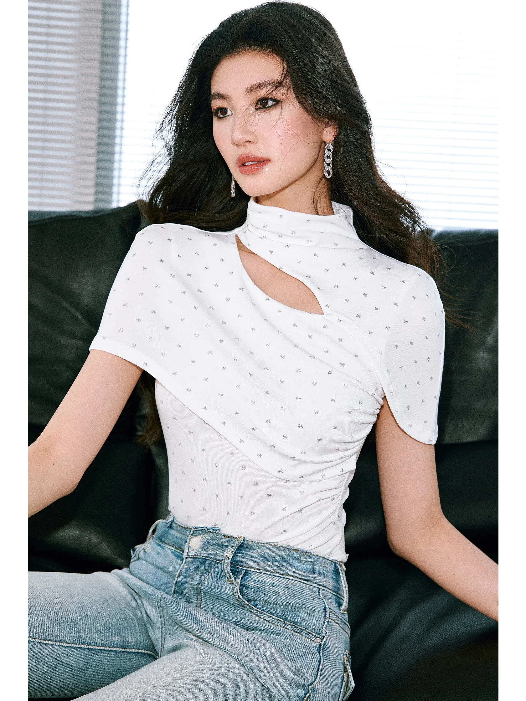 WANGXO Silver Foil Embossed Knitted Short Sleeve T-Shirt Hollow out 3D Shoulder Cover Double Color Slim Fit Casual Top
WANGXO Silver Foil Embossed Knitted Short Sleeve T-Shirt Hollow out 3D Shoulder Cover Double Color Slim Fit Casual Top