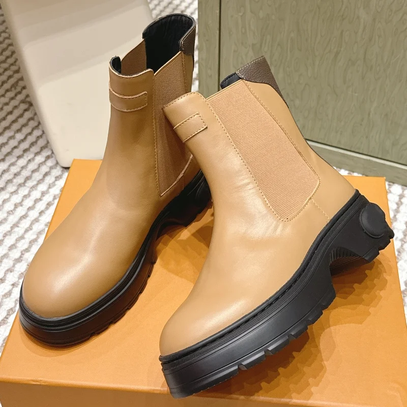 High quality Women's short boots made of full-grain cowhide with matte texture foam rubber sole woman shoes 25120229
High quality Women's short boots made of full-grain cowhide with matte texture foam rubber sole woman shoes 25120229