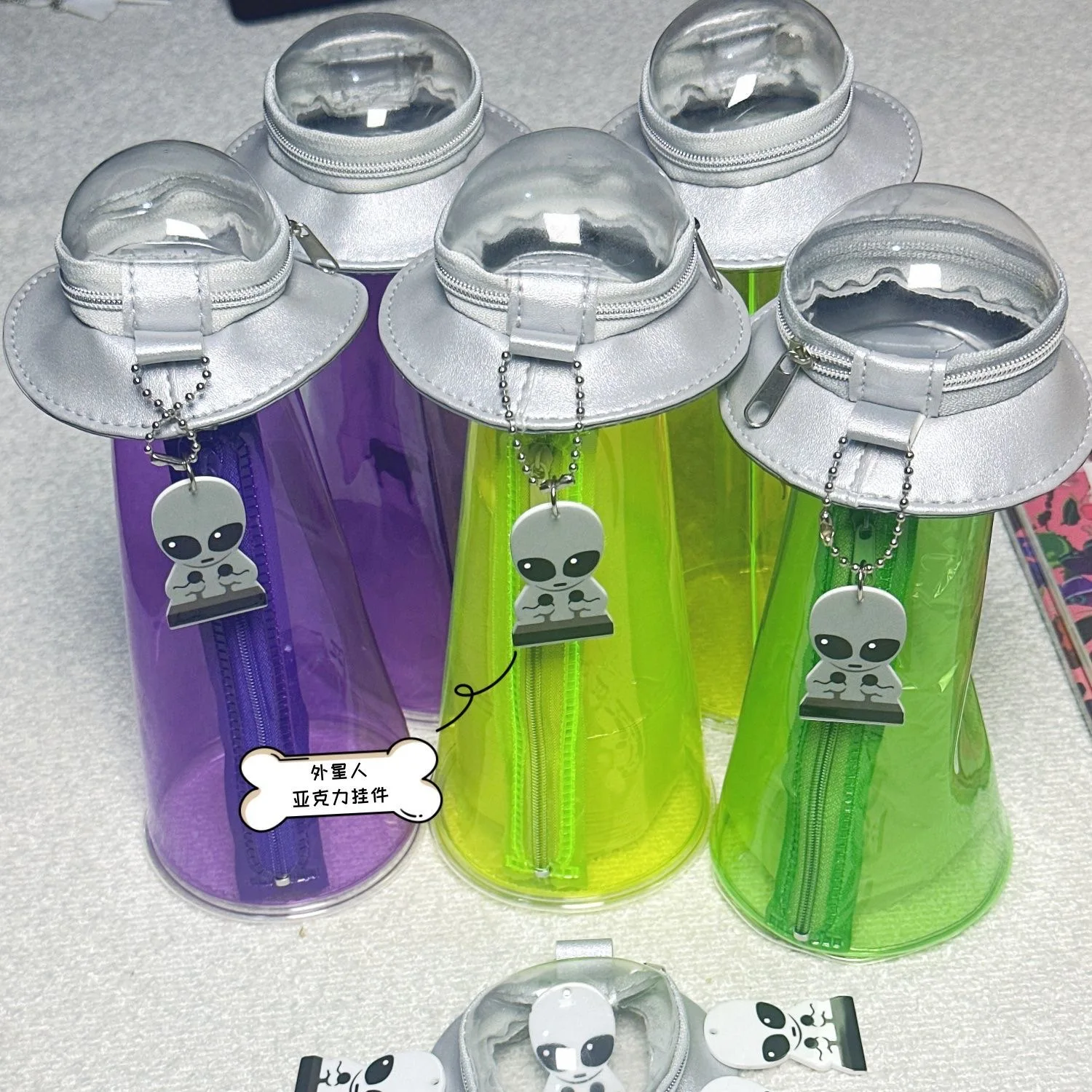 Hot Cute Funny Alien Pen Case Cartoon Portable Large Capacity UFO Stationery Storage Bag Brooch Doll Display Bag Student Supplie
Hot Cute Funny Alien Pen Case Cartoon Portable Large Capacity UFO Stationery Storage Bag Brooch Doll Display Bag Student Supplie
