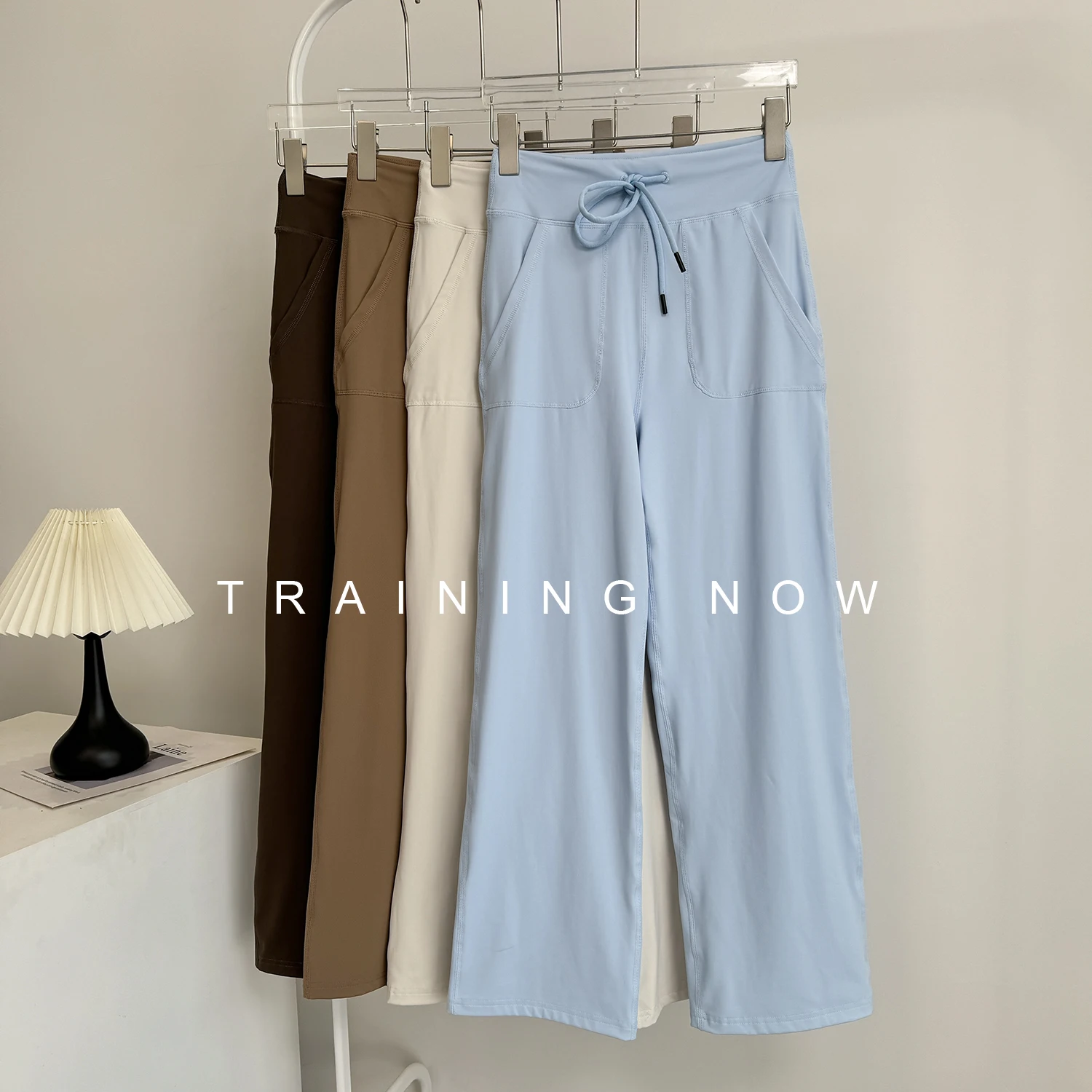 Свободные спортивные повседневные брюки для женщин на осень и зиму, прямые брюки для бега и фитнеса с высокой талией для похудения, йоги
Свободные спортивные повседневные брюки для женщин на осень и зиму, прямые брюки для бега и фитнеса с высокой талией для похудения, йоги