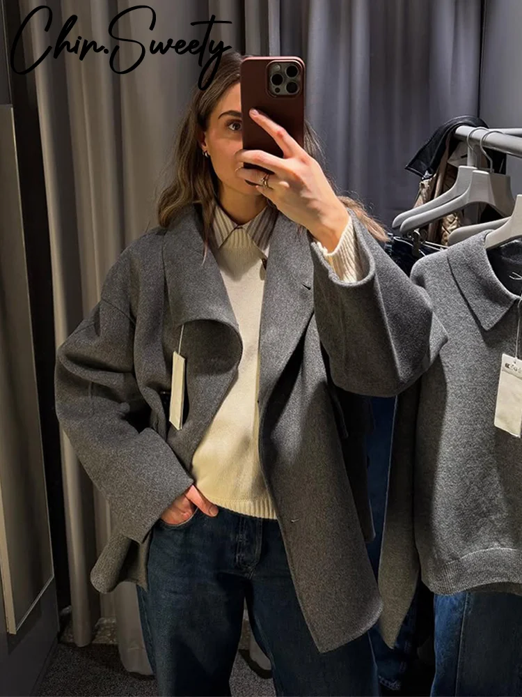 Fashion Woolen Coats Women Stand Collar Long Sleeve Loose Short Coat Female 2025 Autumn Winter Street Office Lady Outwears New
Fashion Woolen Coats Women Stand Collar Long Sleeve Loose Short Coat Female 2025 Autumn Winter Street Office Lady Outwears New