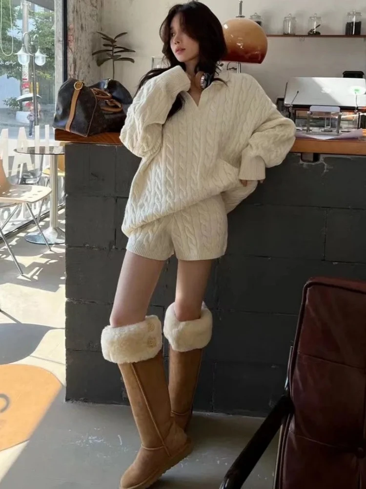 Роскошный брендовый дизайн, женский наряд, кружевной лоскутный вязаный комплект из 2 предметов, топ с длинными рукавами, шорты с жемчужными пуговицами, весенне-осенний комплект
Роскошный брендовый дизайн, женский наряд, кружевной лоскутный вязаный комплект из 2 предметов, топ с длинными рукавами, шорты с жемчужными пуговицами, весенне-осенний комплект