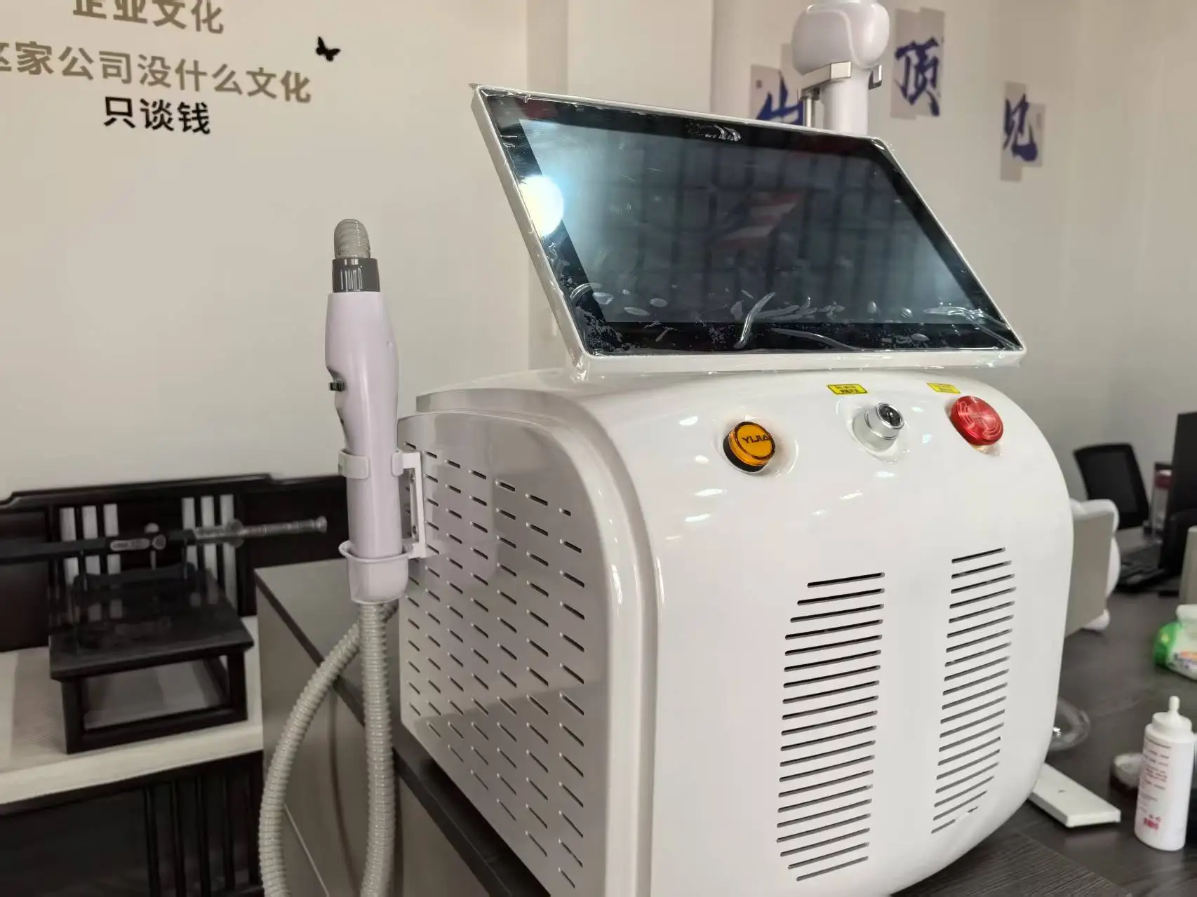 Профессиональный портативный лазер для удаления волос сопрано с титановым диодом 6000 Вт, мощный александритовый лазер 808 нм, 755 нм, 1064 нм
Профессиональный портативный лазер для удаления волос сопрано с титановым диодом 6000 Вт, мощный александритовый лазер 808 нм, 755 нм, 1064 нм