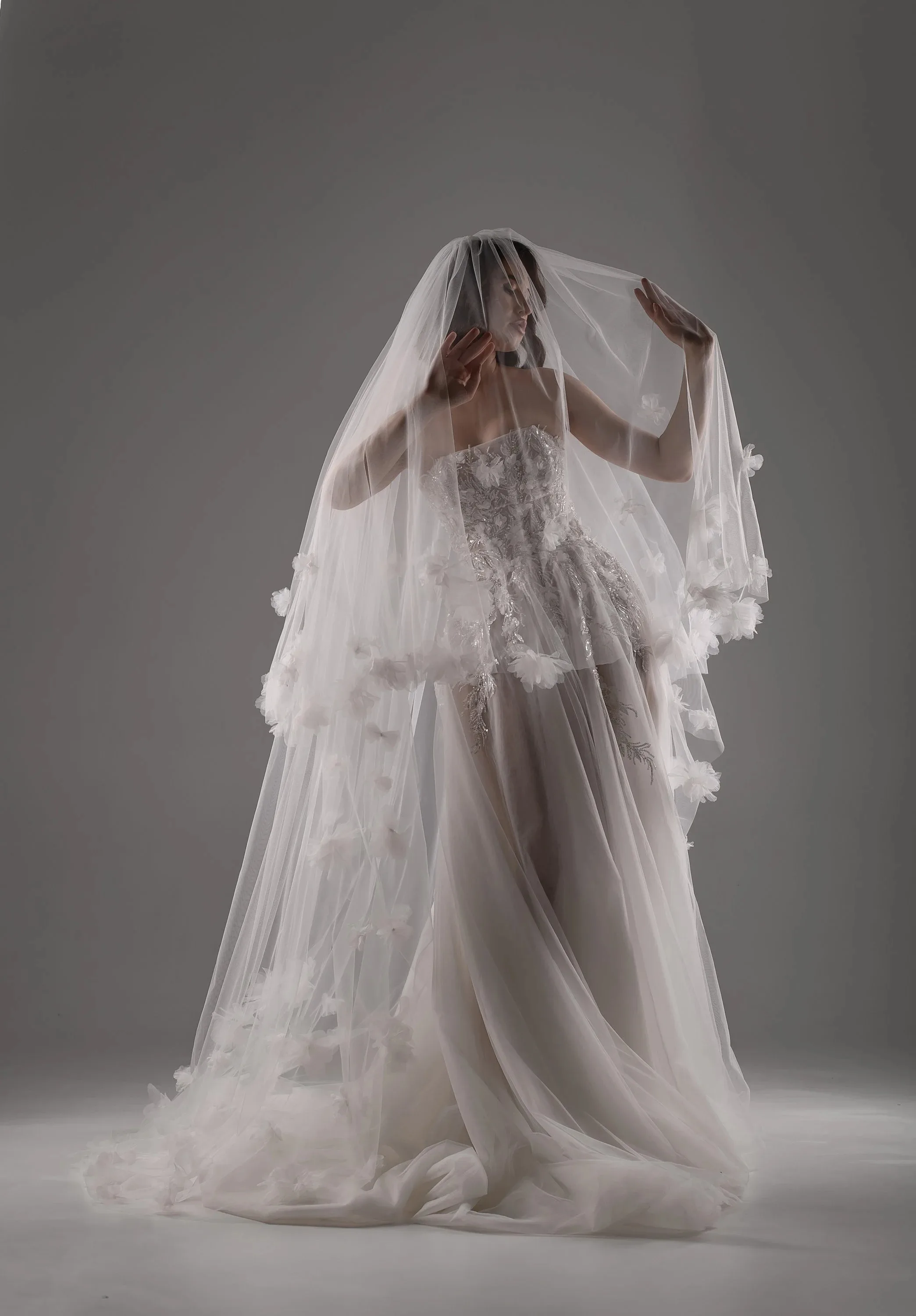 Simple Bespoke Cathedral Bridal Veils Tulle Flowers Cut Edge 1 Layer With Comb Wedding Veil Wedding Accessories Customized Size
Simple Bespoke Cathedral Bridal Veils Tulle Flowers Cut Edge 1 Layer With Comb Wedding Veil Wedding Accessories Customized Size