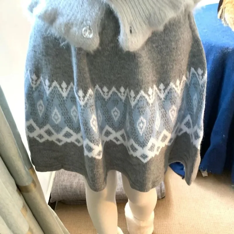 Vintage Jacquard Patchwork Loose Knitted A-line Skirt Women 2025 Autumn New Korean High Waist Fashion All-Match Mini Skirt
Vintage Jacquard Patchwork Loose Knitted A-line Skirt Women 2025 Autumn New Korean High Waist Fashion All-Match Mini Skirt