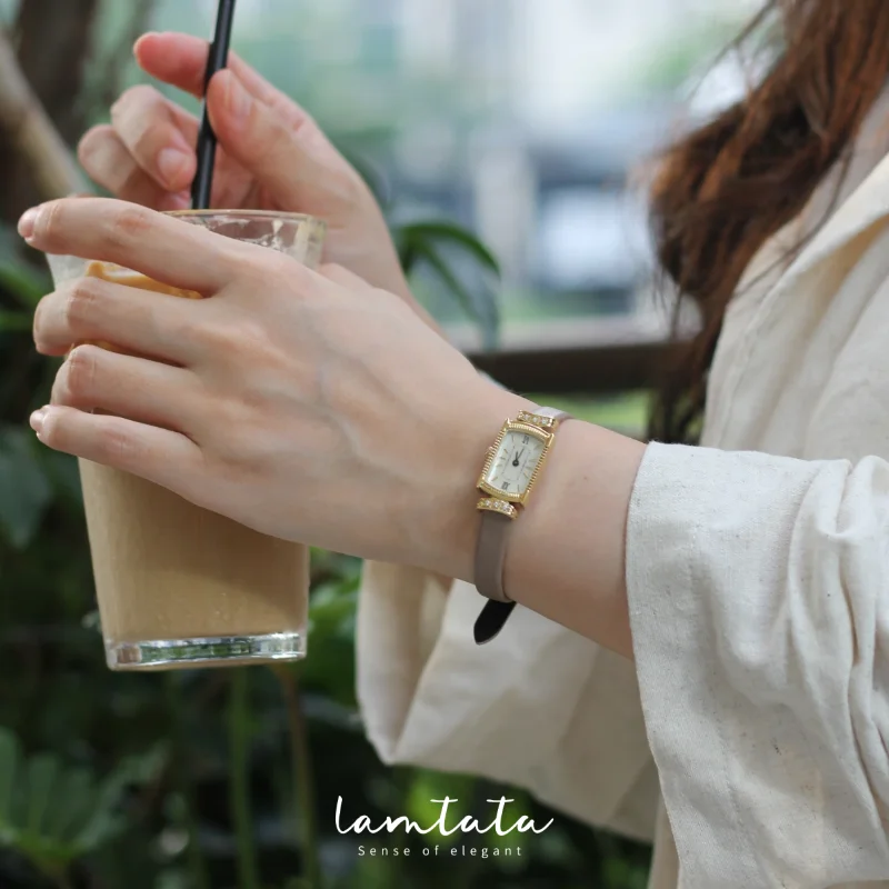 2025 New Medieval Woman Watch Antique Style Japanese Quartz Wristwatch Roman Numerals Dial Waterproof Bracelet Ladies Clock Gift
2025 New Medieval Woman Watch Antique Style Japanese Quartz Wristwatch Roman Numerals Dial Waterproof Bracelet Ladies Clock Gift