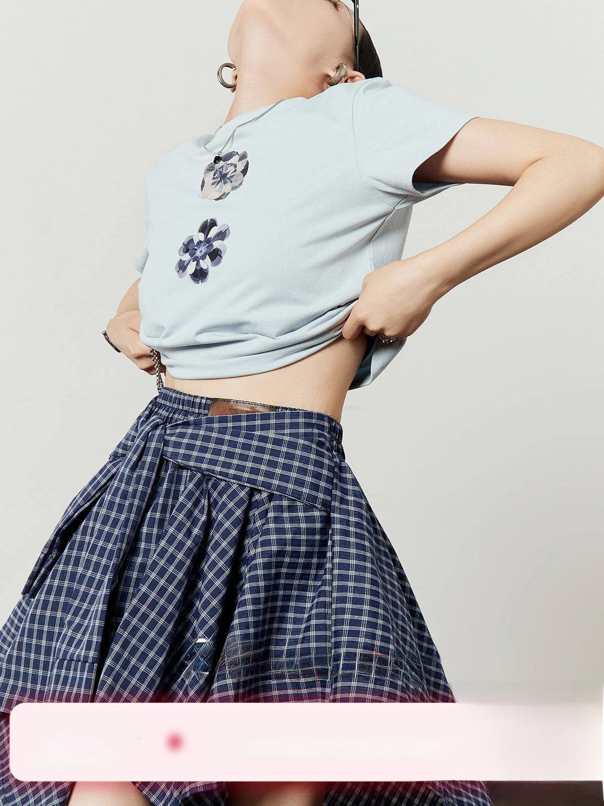 Синяя футболка с цветочным принтом для женщин, летняя новинка, свободный крой, повседневный стиль, тонкий материал...
Синяя футболка с цветочным принтом для женщин, летняя новинка, свободный крой, повседневный стиль, тонкий материал...