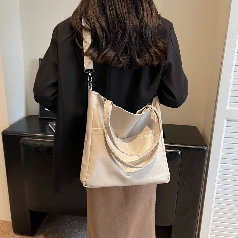 New Autumn and Winter High Capacity Women's Bag High Quality PU Material Tote Bag Fashion Versatile Handbag Bolsas Femininas
New Autumn and Winter High Capacity Women's Bag High Quality PU Material Tote Bag Fashion Versatile Handbag Bolsas Femininas