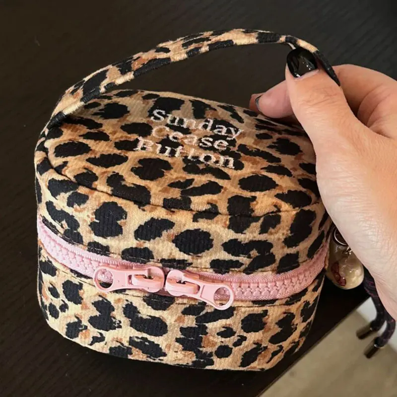 Vintage Leopard Print Storage Bag for Girls Large Capacity Travel Portable Sanitary Napkins Cosmetics Camera CCD Organizer Bag
Vintage Leopard Print Storage Bag for Girls Large Capacity Travel Portable Sanitary Napkins Cosmetics Camera CCD Organizer Bag