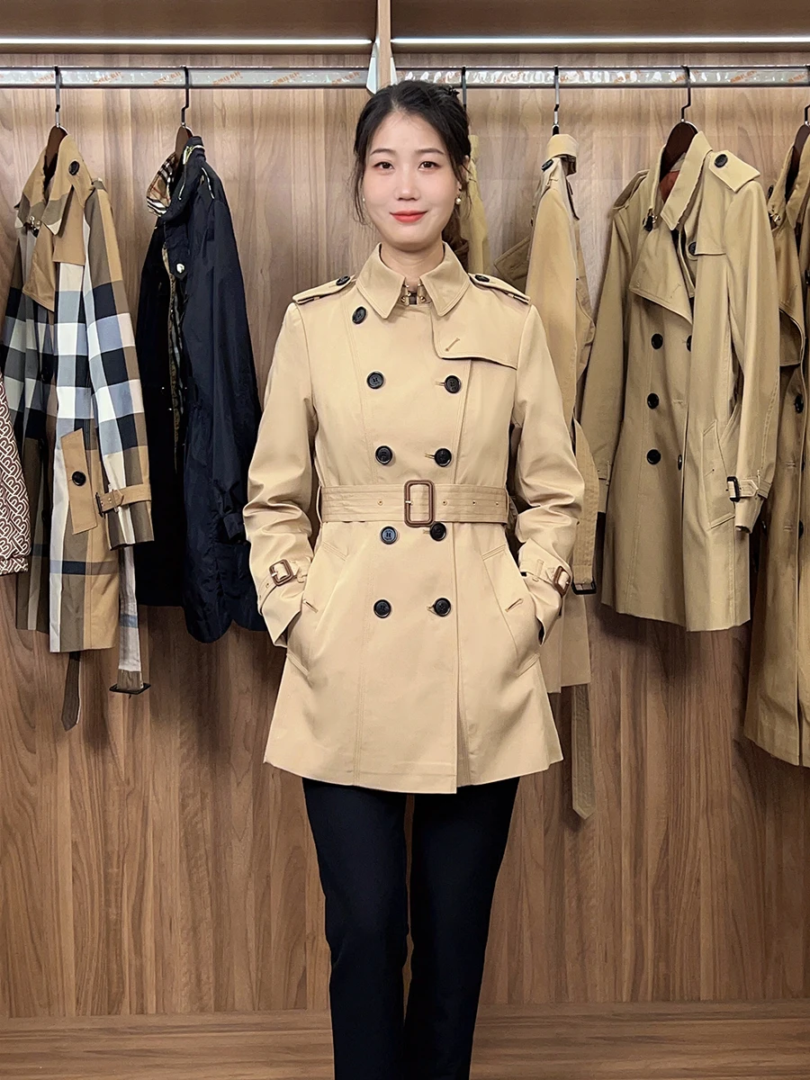 Классический женский плащ-ветровка в британском стиле, однотонный, с поясом на талии, длинный, двубортный, для повседневной носки
Классический женский плащ-ветровка в британском стиле, однотонный, с поясом на талии, длинный, двубортный, для повседневной носки