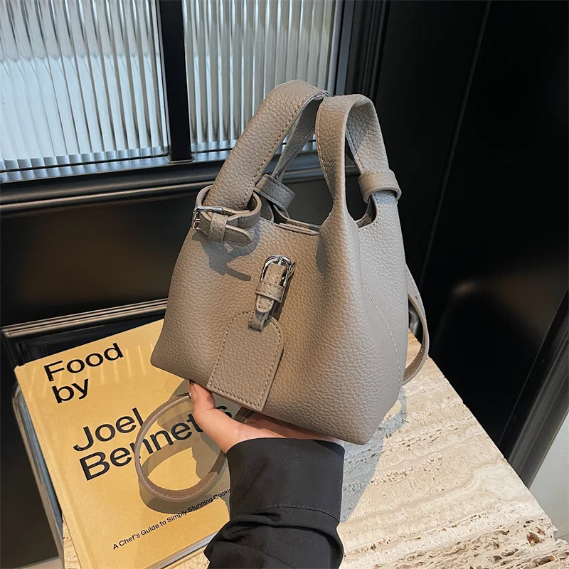 Роскошная сумка через плечо осень-зима 2025 года, винтажная женская сумка для пригородных поездок, текстурированная сумка-тоут «день-ночь», минималистичная сумка-слинг
Роскошная сумка через плечо осень-зима 2025 года, винтажная женская сумка для пригородных поездок, текстурированная сумка-тоут «день-ночь», минималистичная сумка-слинг