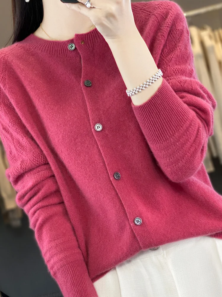 2024 Autumn Winter New Women Cashmere Sweater 100% Merino Wool Knitted O-Neck Cardigan Long-Sleeved Temperament Fashion Top Coat
2024 Autumn Winter New Women Cashmere Sweater 100% Merino Wool Knitted O-Neck Cardigan Long-Sleeved Temperament Fashion Top Coat