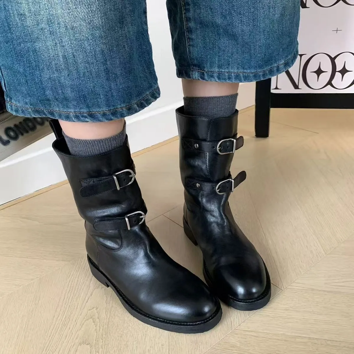 Женские сапоги средней длины с пряжкой на ремне, уличные женские ботинки на толстой подошве и толстом каблуке, модные зимние короткие сапоги в западном ковбойском стиле
Женские сапоги средней длины с пряжкой на ремне, уличные женские ботинки на толстой подошве и толстом каблуке, модные зимние короткие сапоги в западном ковбойском стиле