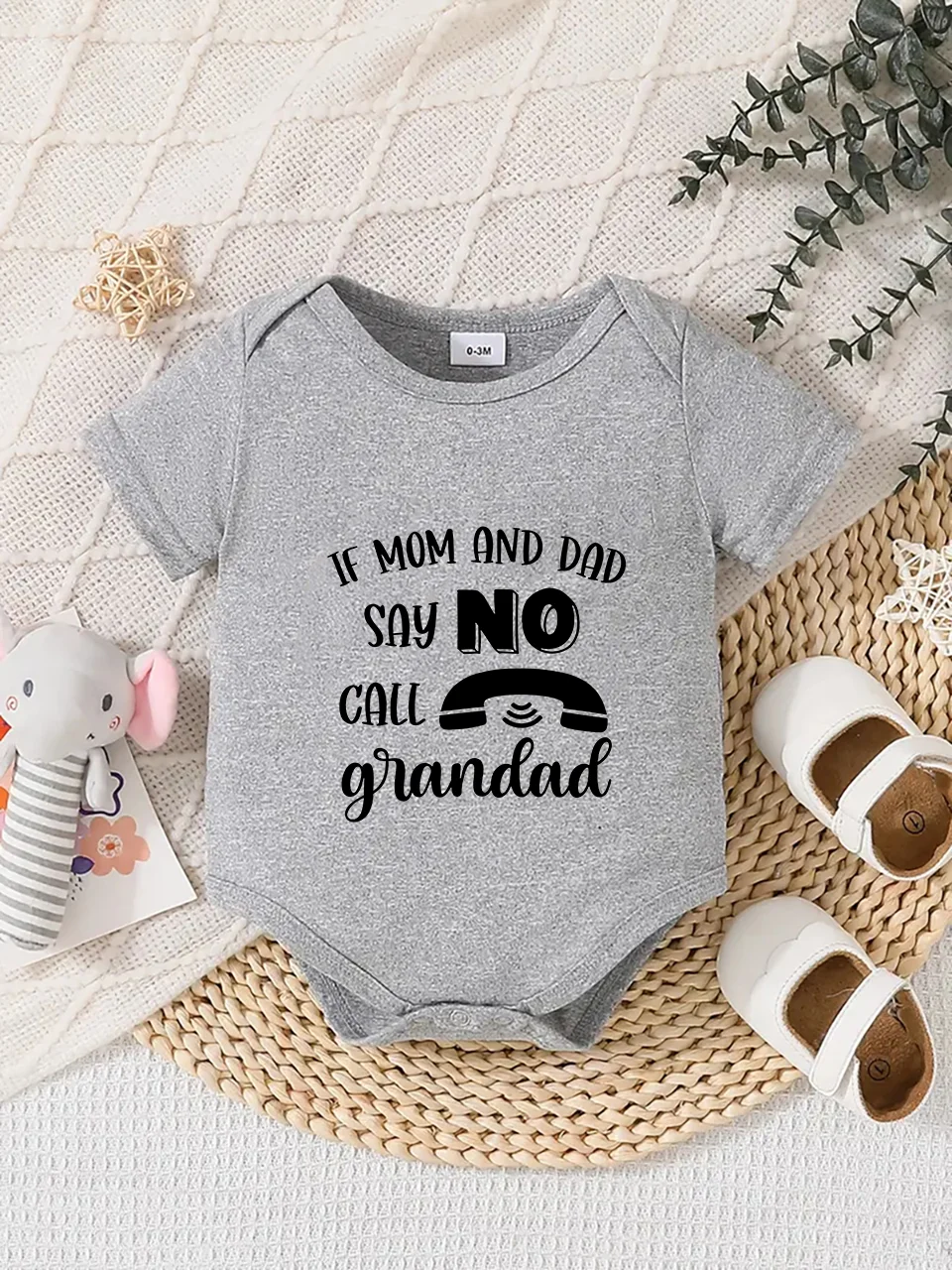 Playful letter-printed baby short-sleeve triangle bodysuit. Button closure for easy dressing, machine washable
Playful letter-printed baby short-sleeve triangle bodysuit. Button closure for easy dressing, machine washable