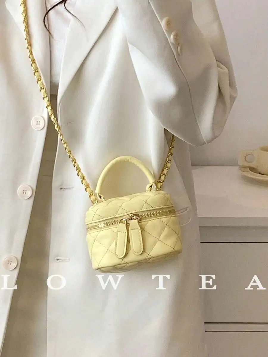 Пастельно-желтая стеганая мини-сумка через плечо с верхней ручкой и золотистым цепочным ремешком
Пастельно-желтая стеганая мини-сумка через плечо с верхней ручкой и золотистым цепочным ремешком