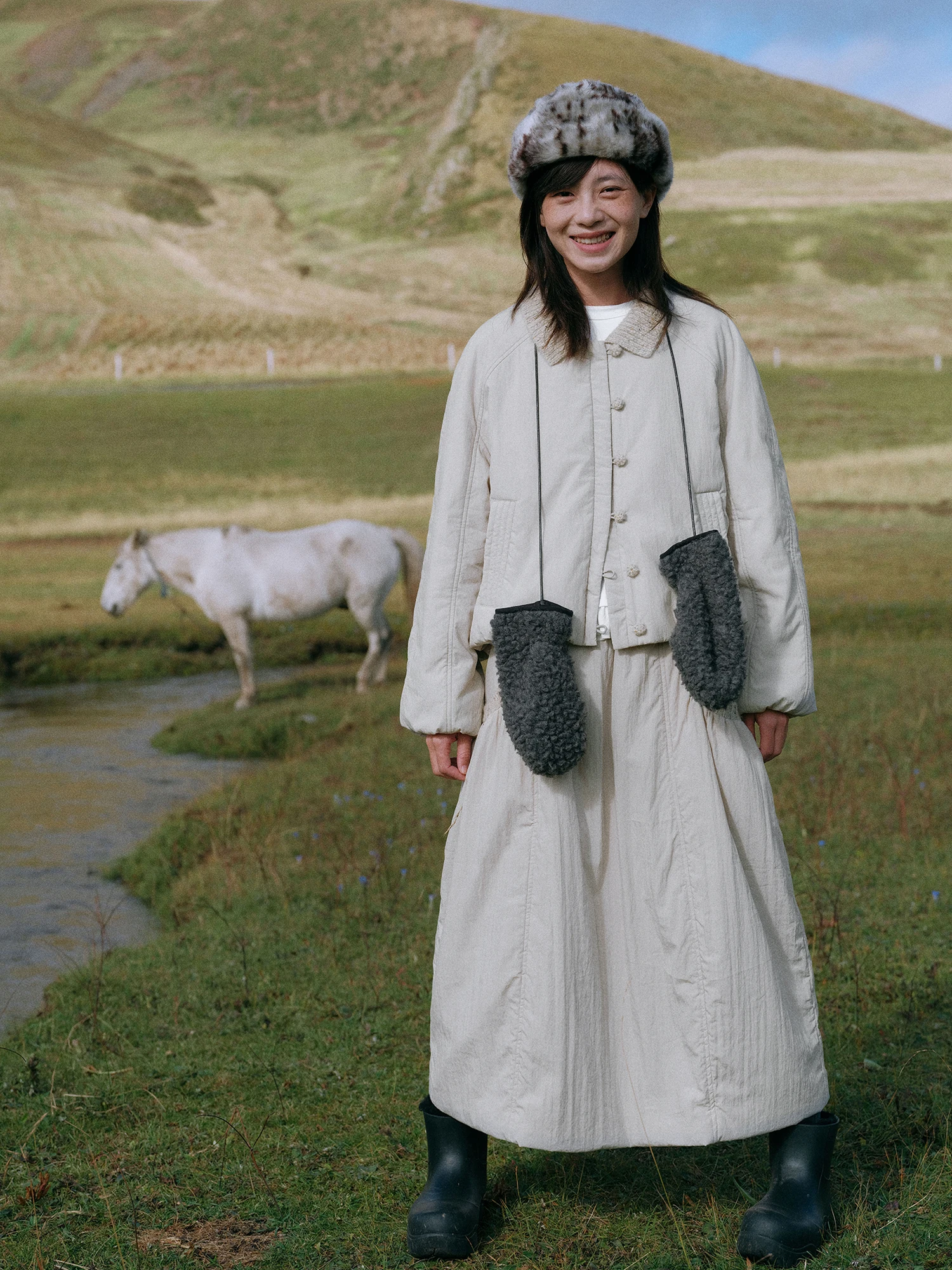 Комплект из хлопкового свитера ручной вязки и юбки в стиле пэчворк. Простая нейлоновая ткань. Длинный свеч на одной пуговице.
Комплект из хлопкового свитера ручной вязки и юбки в стиле пэчворк. Простая нейлоновая ткань. Длинный свеч на одной пуговице.