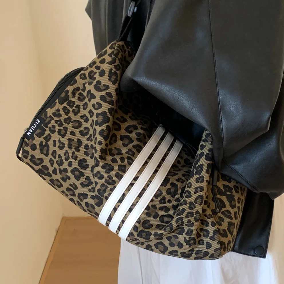 Autumn Winter New Style Women's Shoulder Crossbody Bag Fashionable Leopard Print Satchel Trendy Ladies messenger purse
Autumn Winter New Style Women's Shoulder Crossbody Bag Fashionable Leopard Print Satchel Trendy Ladies messenger purse