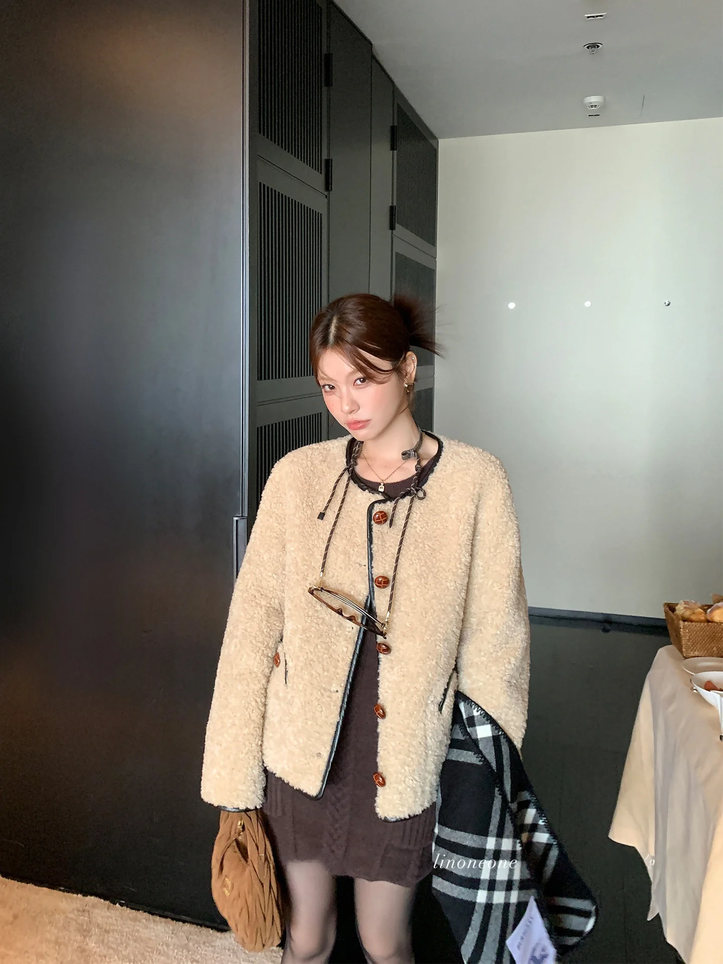 Пальто LIONE: Теплое зимнее пальто из искусственного меха и кожи с цветовыми блоками, экологичное, в повседневном стиле, с длинными рукавами
Пальто LIONE: Теплое зимнее пальто из искусственного меха и кожи с цветовыми блоками, экологичное, в повседневном стиле, с длинными рукавами