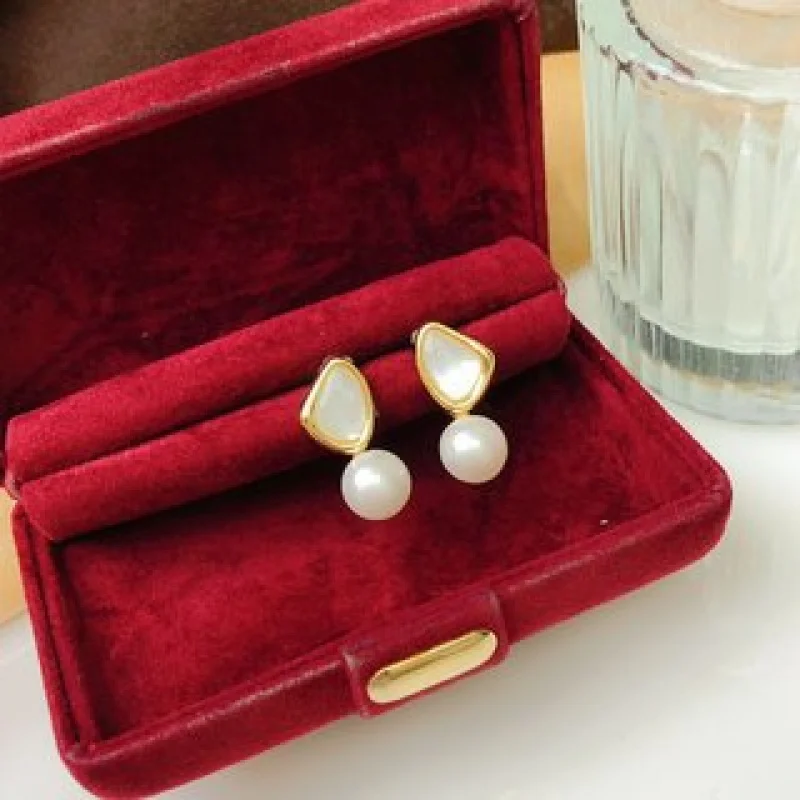 New Color Mother-of- Earrings Simple Elegant Everyday Versatile Light Luxury Temperament Bun Pearl Inlaid Earr
New Color Mother-of- Earrings Simple Elegant Everyday Versatile Light Luxury Temperament Bun Pearl Inlaid Earr