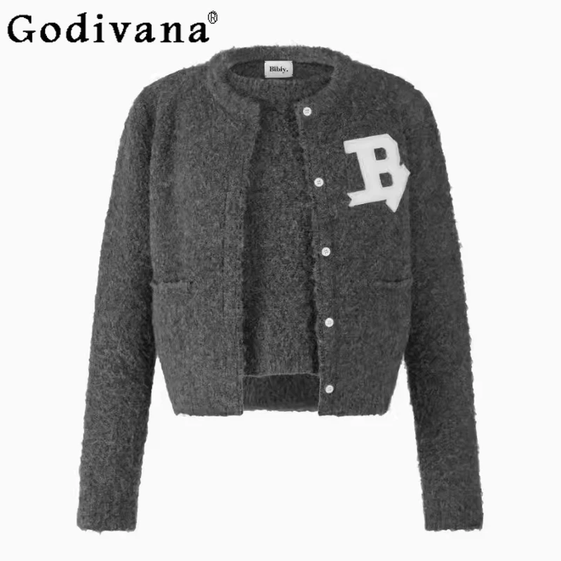 Japanese Style Sweet Fashion Gray Short Knit Cardigan Jacket New Spring Women's B Letter Embroidery Sweater and Skirt Outfit
Japanese Style Sweet Fashion Gray Short Knit Cardigan Jacket New Spring Women's B Letter Embroidery Sweater and Skirt Outfit
