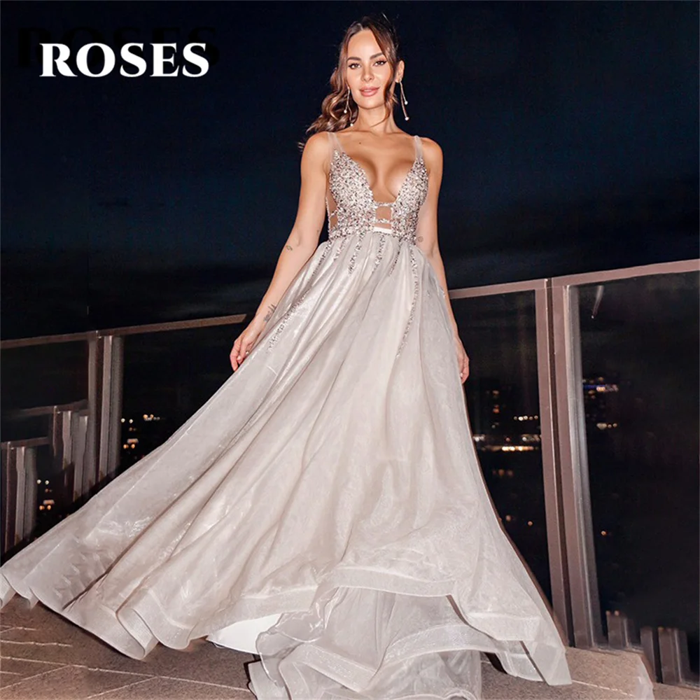 ROSES Spaghetti Strap V Neck Evening Gown Shiny Tulle Elegant Prom Dress Backless A Line Wedding Evening Dress robes de soirée
ROSES Spaghetti Strap V Neck Evening Gown Shiny Tulle Elegant Prom Dress Backless A Line Wedding Evening Dress robes de soirée