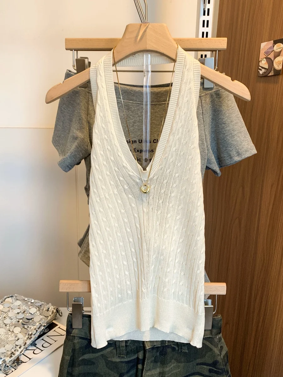 Women's Knitted Neck Hanging Sleeveless Vest Summer 2026 New Style V-neck Design High-grade Inner Wear Top Polyester Fiber
Women's Knitted Neck Hanging Sleeveless Vest Summer 2026 New Style V-neck Design High-grade Inner Wear Top Polyester Fiber