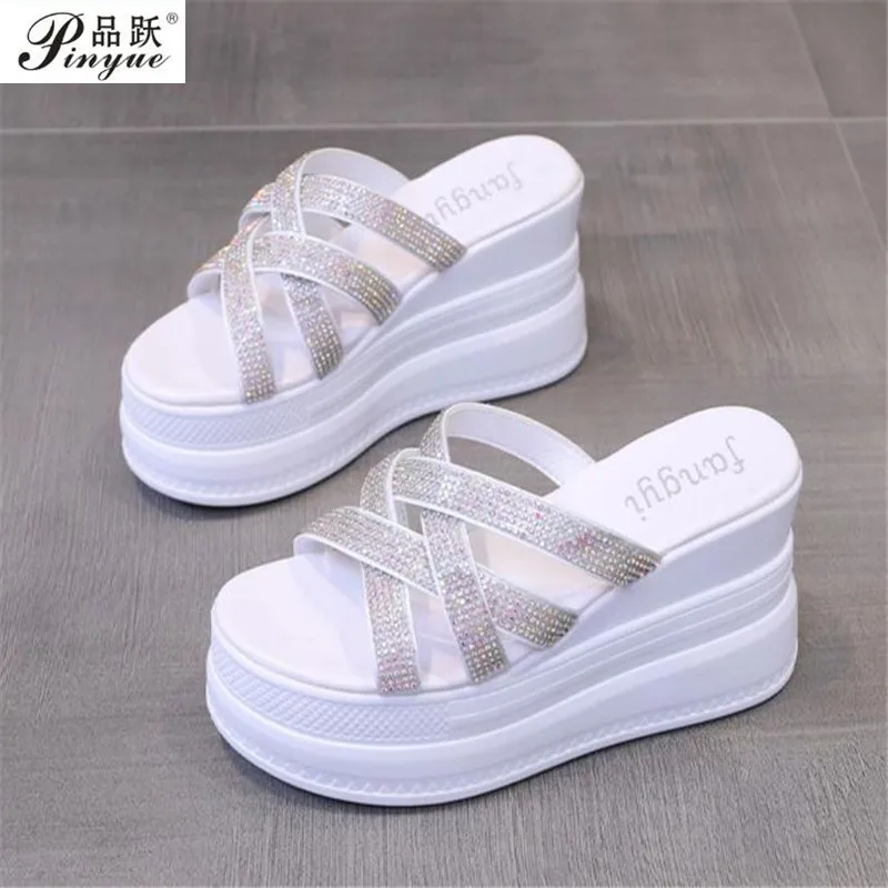 2022 Sandals Summer Chunky Shoes Woman Flip Flops Women Slippers Diamond High Heels Platform Shoes Comfortable Wedge Beach Shoes
2022 Sandals Summer Chunky Shoes Woman Flip Flops Women Slippers Diamond High Heels Platform Shoes Comfortable Wedge Beach Shoes