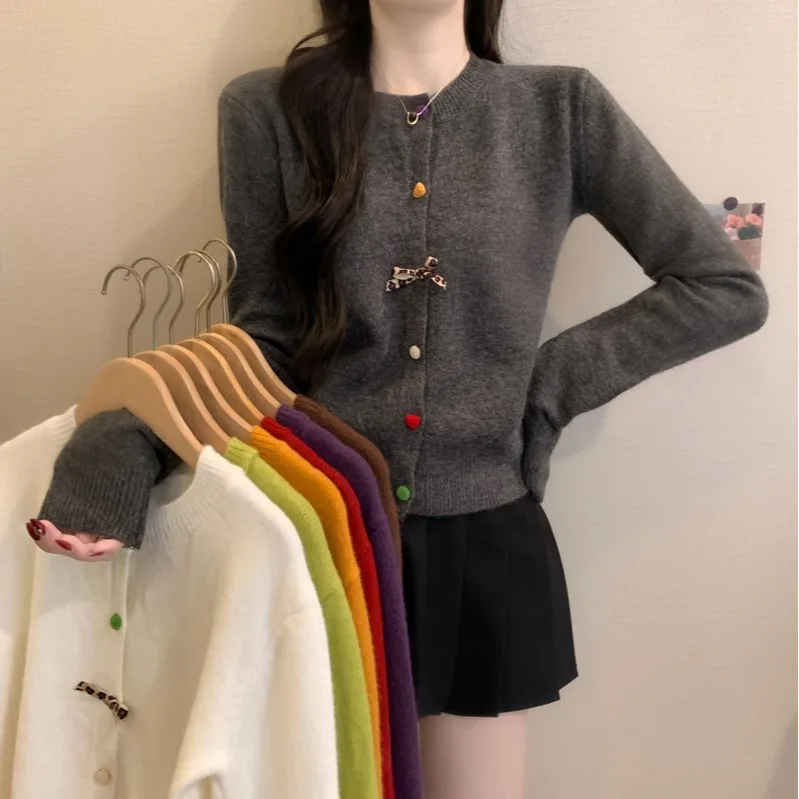 Весенний 2026 корейский вязаный свитер, повседневный, универсальный, для отдыха, женский, длинный, на пуговицах, однотонный
Весенний 2026 корейский вязаный свитер, повседневный, универсальный, для отдыха, женский, длинный, на пуговицах, однотонный