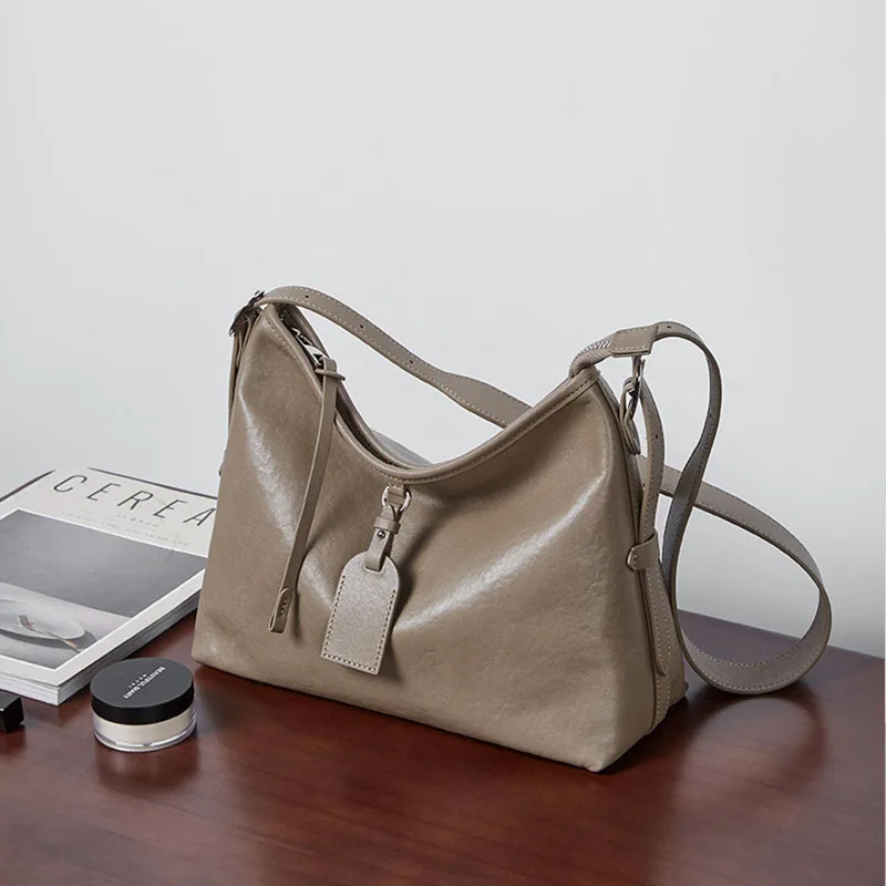 Leather Women's Bag, Fashionable New Tote Bag, large Capacity Shoulder Bag, Versatile crossbody bag
Leather Women's Bag, Fashionable New Tote Bag, large Capacity Shoulder Bag, Versatile crossbody bag