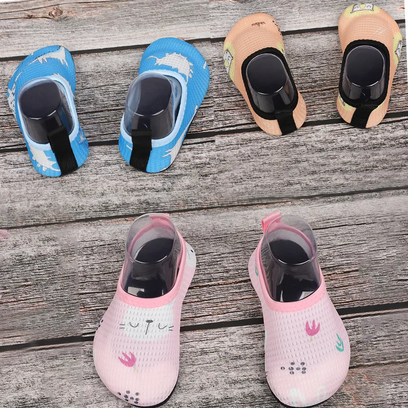 Детская пляжная обувь, быстросохнущая нескользящая обувь на мягкой подошве для плавания, детские тапочки, сандалии для маленьких мальчиков и девочек
Детская пляжная обувь, быстросохнущая нескользящая обувь на мягкой подошве для плавания, детские тапочки, сандалии для маленьких мальчиков и девочек
