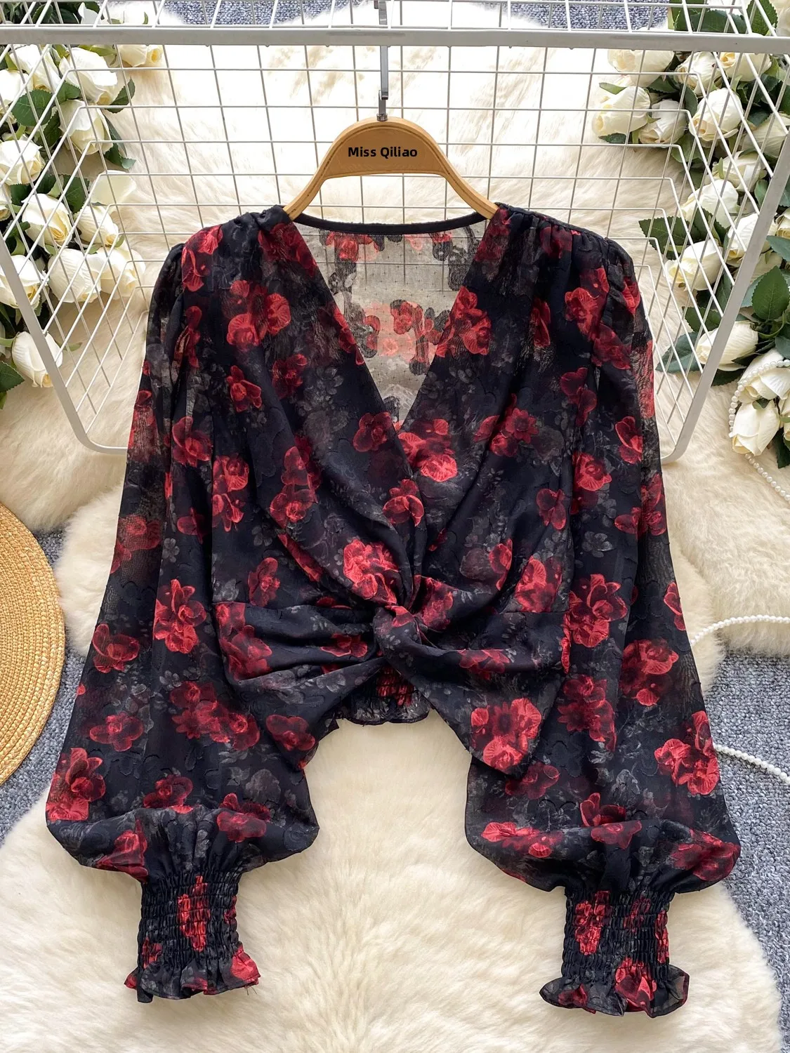 Retro Floral Lantern Sve irt Women's Autumn Knot V-ne Thin Design Light Mature Lady Ele Top Korean Sle Loose Fit
Retro Floral Lantern Sve irt Women's Autumn Knot V-ne Thin Design Light Mature Lady Ele Top Korean Sle Loose Fit