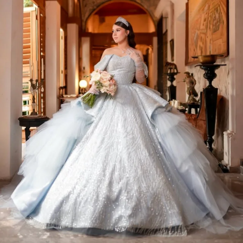 Светло-серое платье для квинсеаньеры с открытыми плечами, кристаллами, блестками, кружевными вставками, длинным шлейфом, на заказ.
Светло-серое платье для квинсеаньеры с открытыми плечами, кристаллами, блестками, кружевными вставками, длинным шлейфом, на заказ.