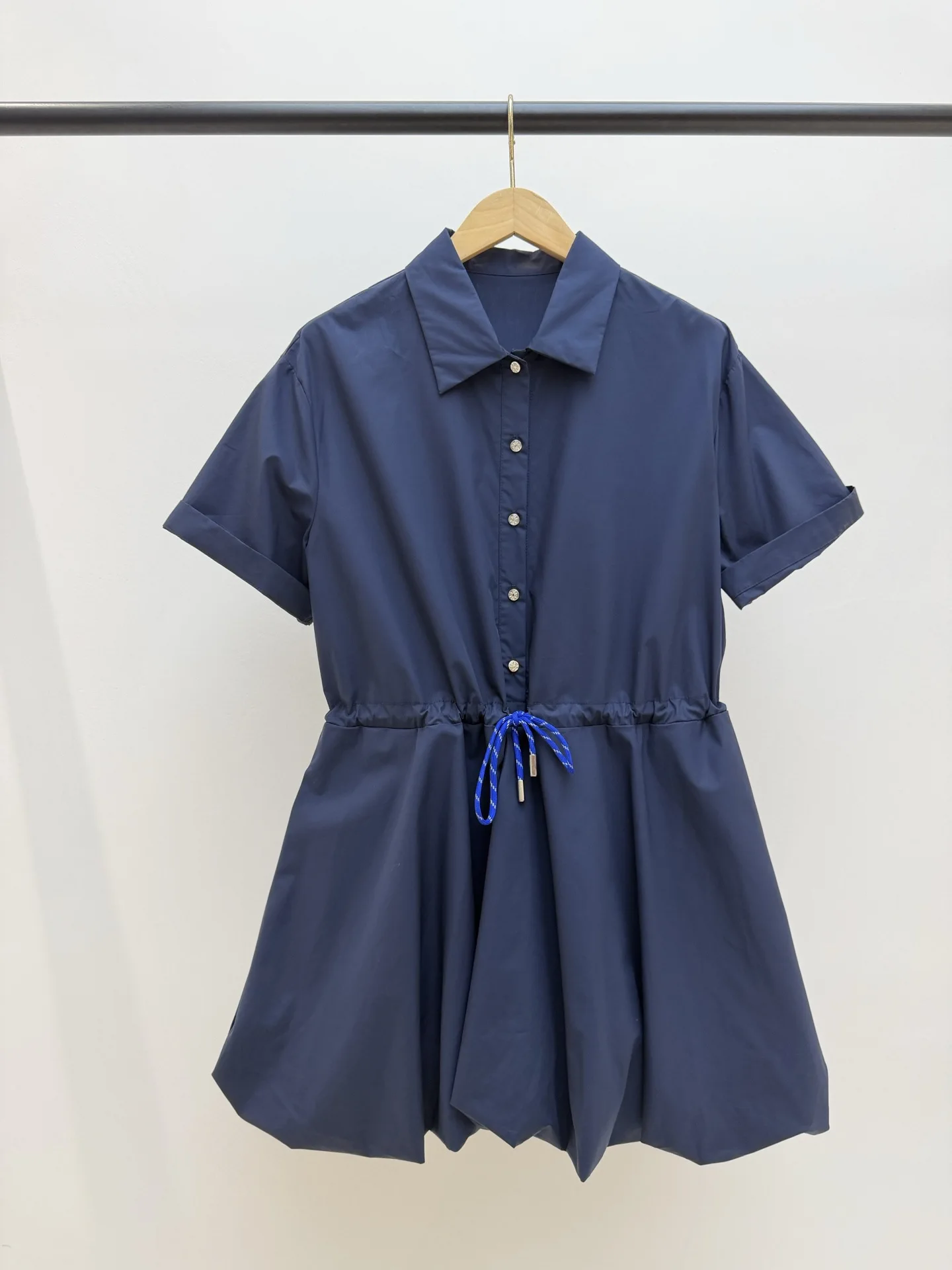 Ladies' Floral Bud Dress Drawstring Waist Cinching Turn-Down Collar Single Breasted Elegant Fashion Mini Skirt
Ladies' Floral Bud Dress Drawstring Waist Cinching Turn-Down Collar Single Breasted Elegant Fashion Mini Skirt