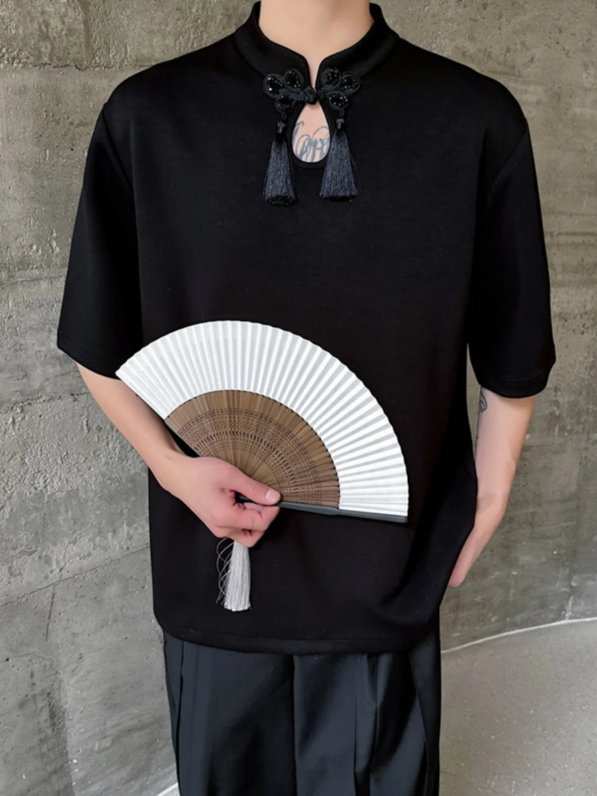 Новая мужская футболка в китайском стиле, повседневная, свободного кроя, летняя, с бахромой, универсальная, облегающая.
Новая мужская футболка в китайском стиле, повседневная, свободного кроя, летняя, с бахромой, универсальная, облегающая.