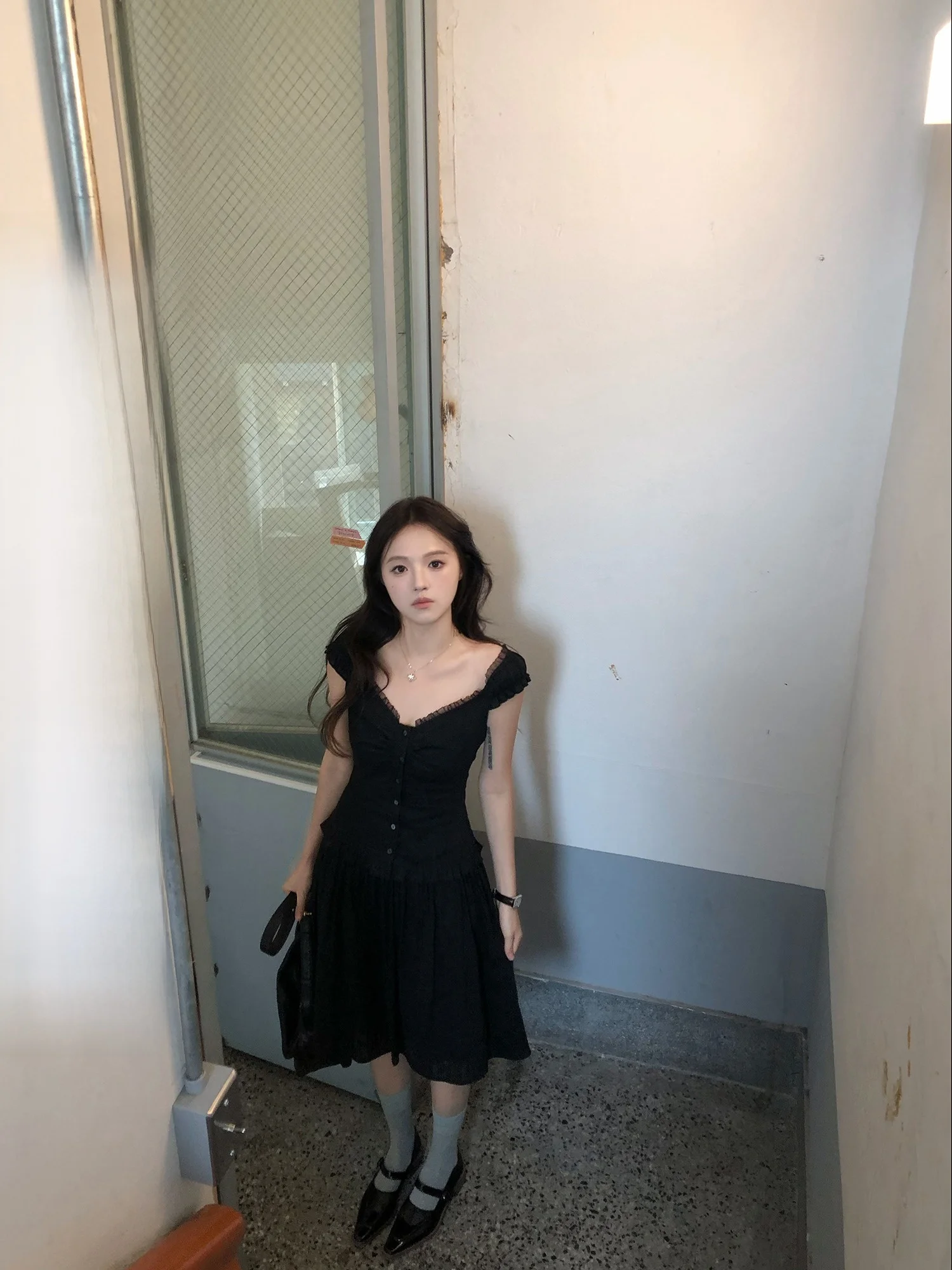 Neurcz, летний комплект с юбкой миди в стиле Хепберн, женский черный повседневный костюм средней длины с V-Ne, костюм из двух предметов для взрослых
Neurcz, летний комплект с юбкой миди в стиле Хепберн, женский черный повседневный костюм средней длины с V-Ne, костюм из двух предметов для взрослых