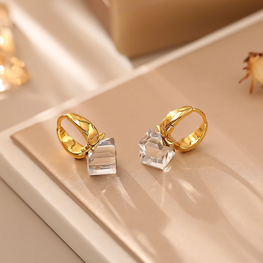 Fashionable and exquisite white crystal earrings, high-end retro temperament earrings, niche personalized earrings for women
Fashionable and exquisite white crystal earrings, high-end retro temperament earrings, niche personalized earrings for women