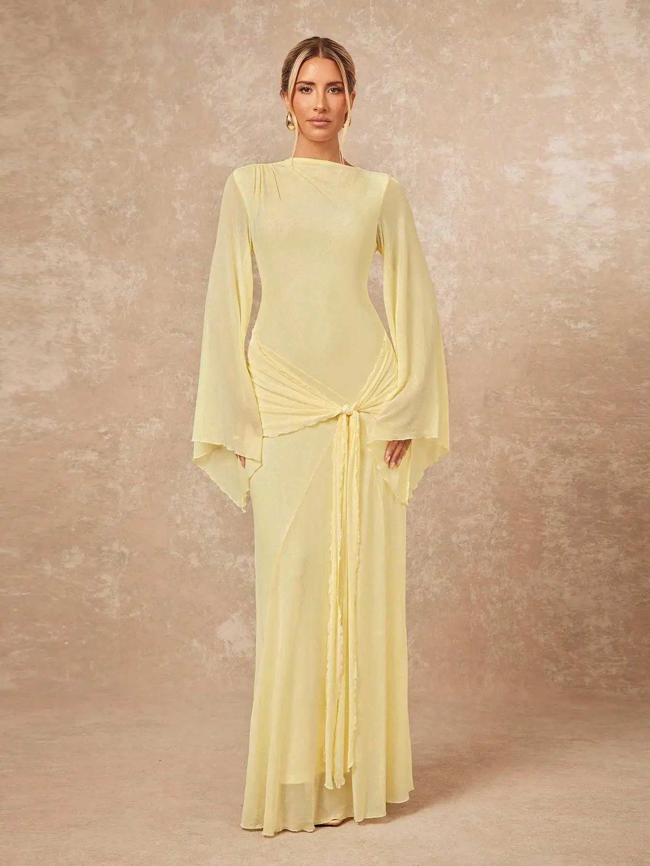 Светло-желтое полупрозрачное макси-платье с завязками на талии и расклешенными рукавами
Светло-желтое полупрозрачное макси-платье с завязками на талии и расклешенными рукавами