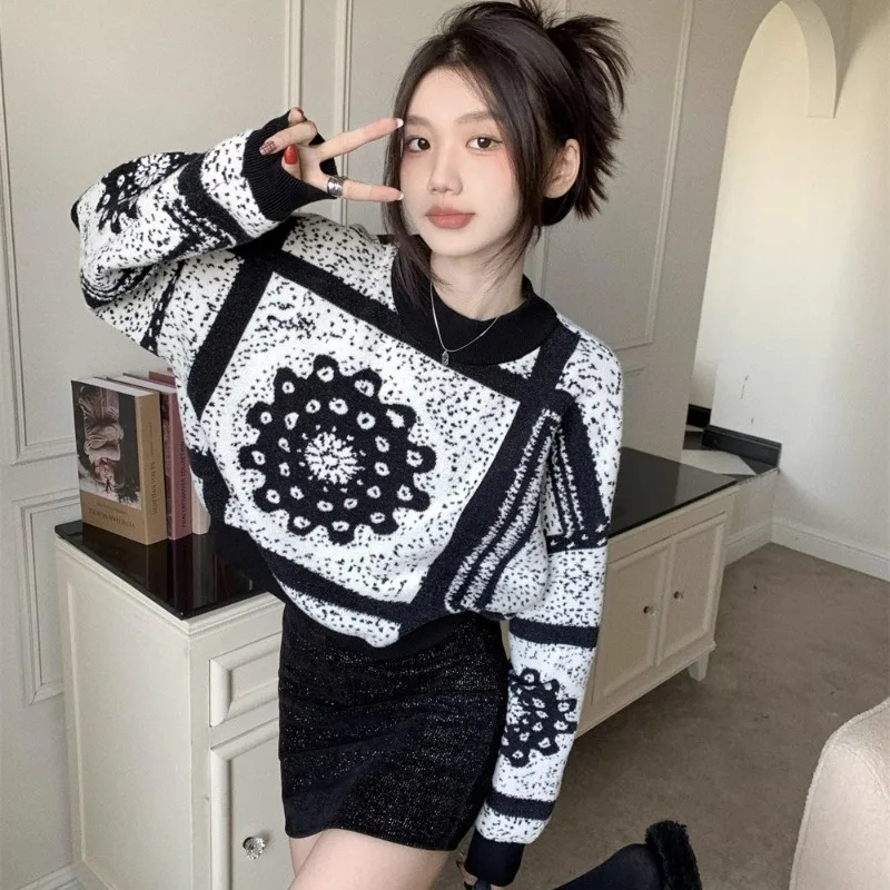 2024 New Women Retro Jacquard Sweater Autumn Winter Female Design Sense Niche Loose Pullover Casual Fashion Round Neck Short Top
2024 New Women Retro Jacquard Sweater Autumn Winter Female Design Sense Niche Loose Pullover Casual Fashion Round Neck Short Top