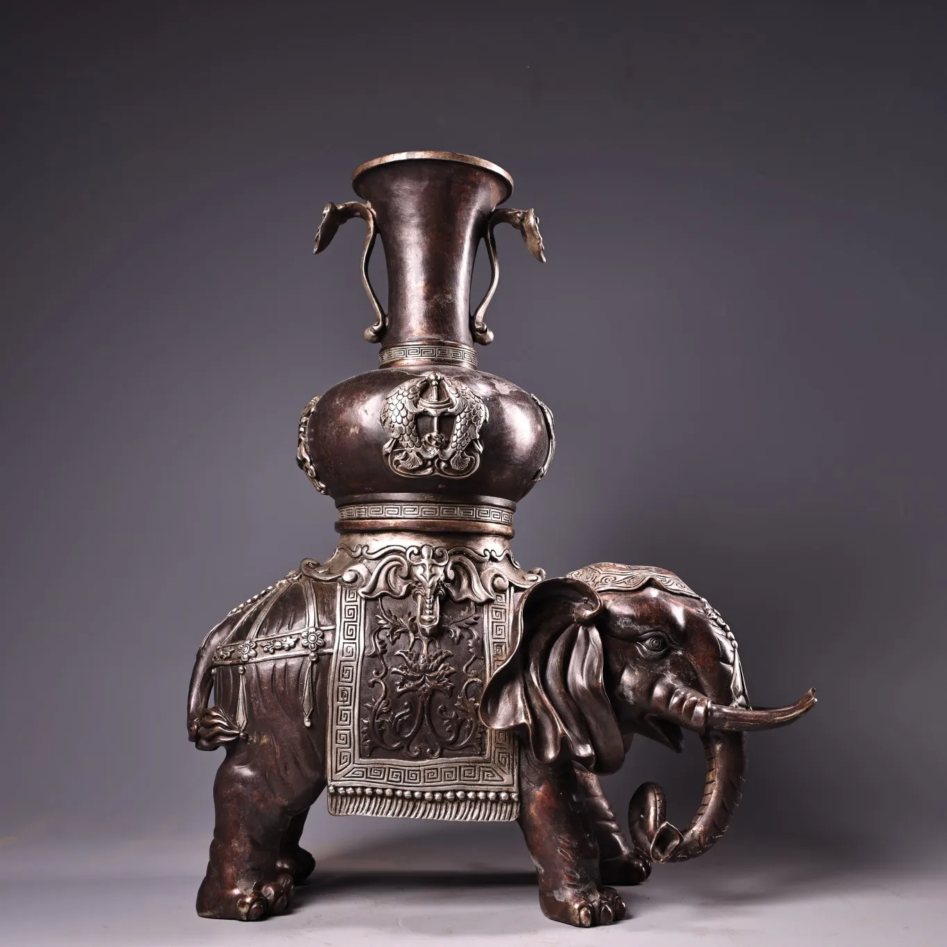 17"Tibetan Temple Collection Old Bronze Gilded Silver Relief Tibetan style Eight Treasure Elephants Vase Town house Exorcism
17"Tibetan Temple Collection Old Bronze Gilded Silver Relief Tibetan style Eight Treasure Elephants Vase Town house Exorcism