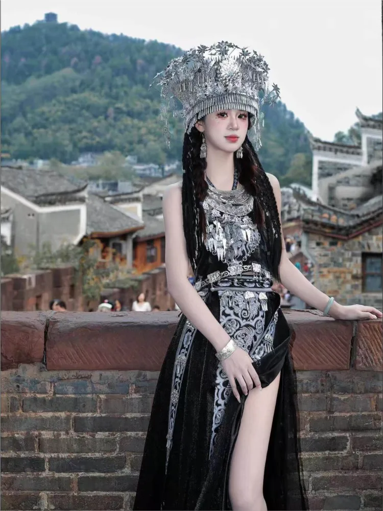 The new black style of ethnic clothing for travel photography is cool and exotic
The new black style of ethnic clothing for travel photography is cool and exotic