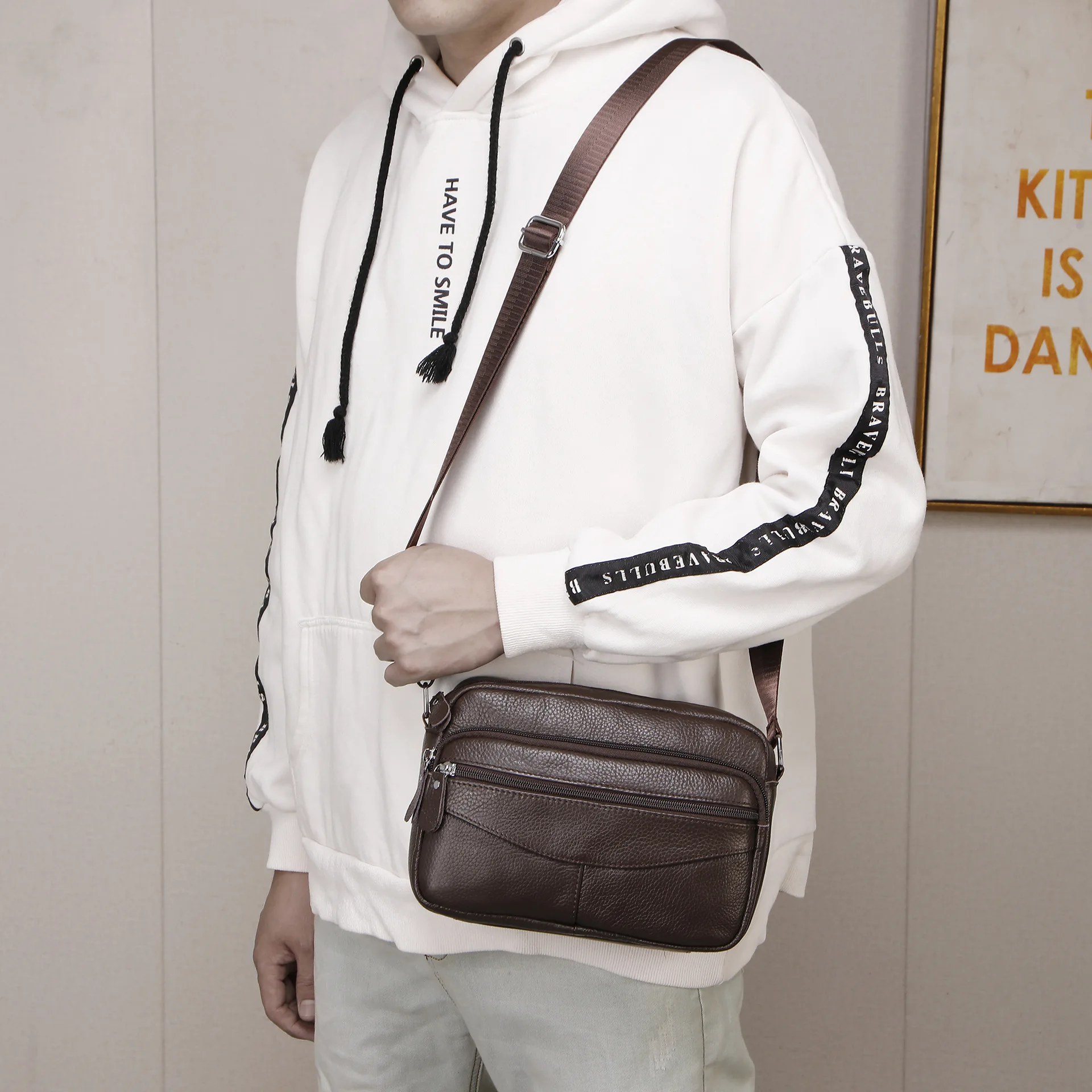 Горизонтальная квадратная мужская сумка на одно плечо из натуральной кожи, легкая мужская сумка для путешествий, дорожный рюкзак через плечо
Горизонтальная квадратная мужская сумка на одно плечо из натуральной кожи, легкая мужская сумка для путешествий, дорожный рюкзак через плечо