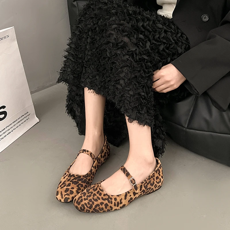 2025 New Mary Jane Women's Outdoor Plus Size Flat Shoes Soft Sole Leopard Shallow Fashion Design Everyday Buckle Strap Footwear
2025 New Mary Jane Women's Outdoor Plus Size Flat Shoes Soft Sole Leopard Shallow Fashion Design Everyday Buckle Strap Footwear