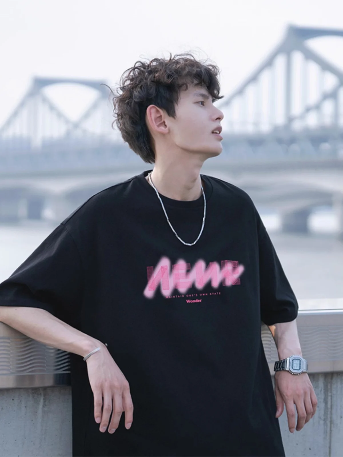 Мужская футболка из плотного чистого хлопка, свободного кроя, в стиле ретро, японский стиль, модная, с рукавом до локтя, для повседневной носки.
Мужская футболка из плотного чистого хлопка, свободного кроя, в стиле ретро, японский стиль, модная, с рукавом до локтя, для повседневной носки.