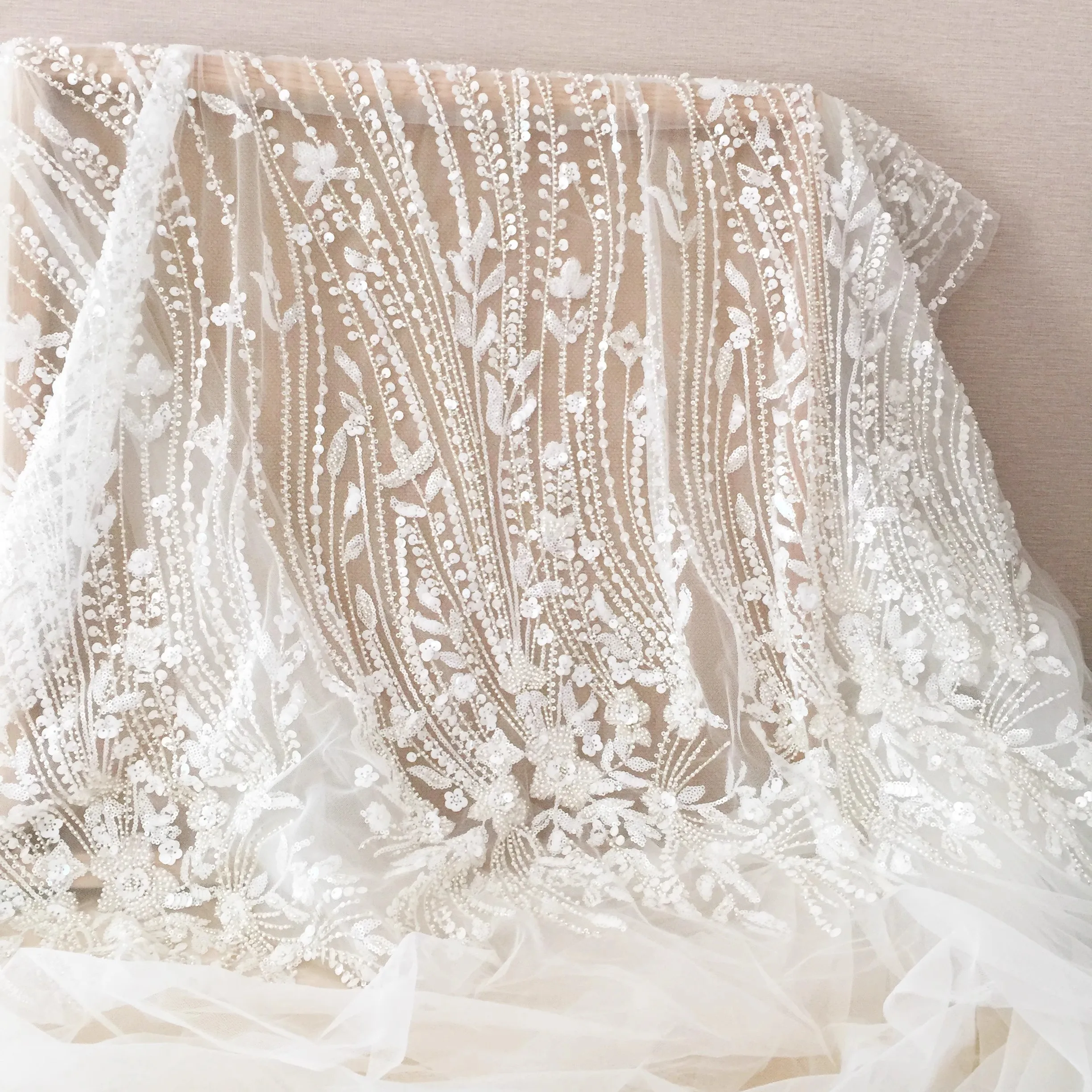 1yard wedding dress beaded lace fabric Hollow out European and American dress lace accessories fabric material
1yard wedding dress beaded lace fabric Hollow out European and American dress lace accessories fabric material