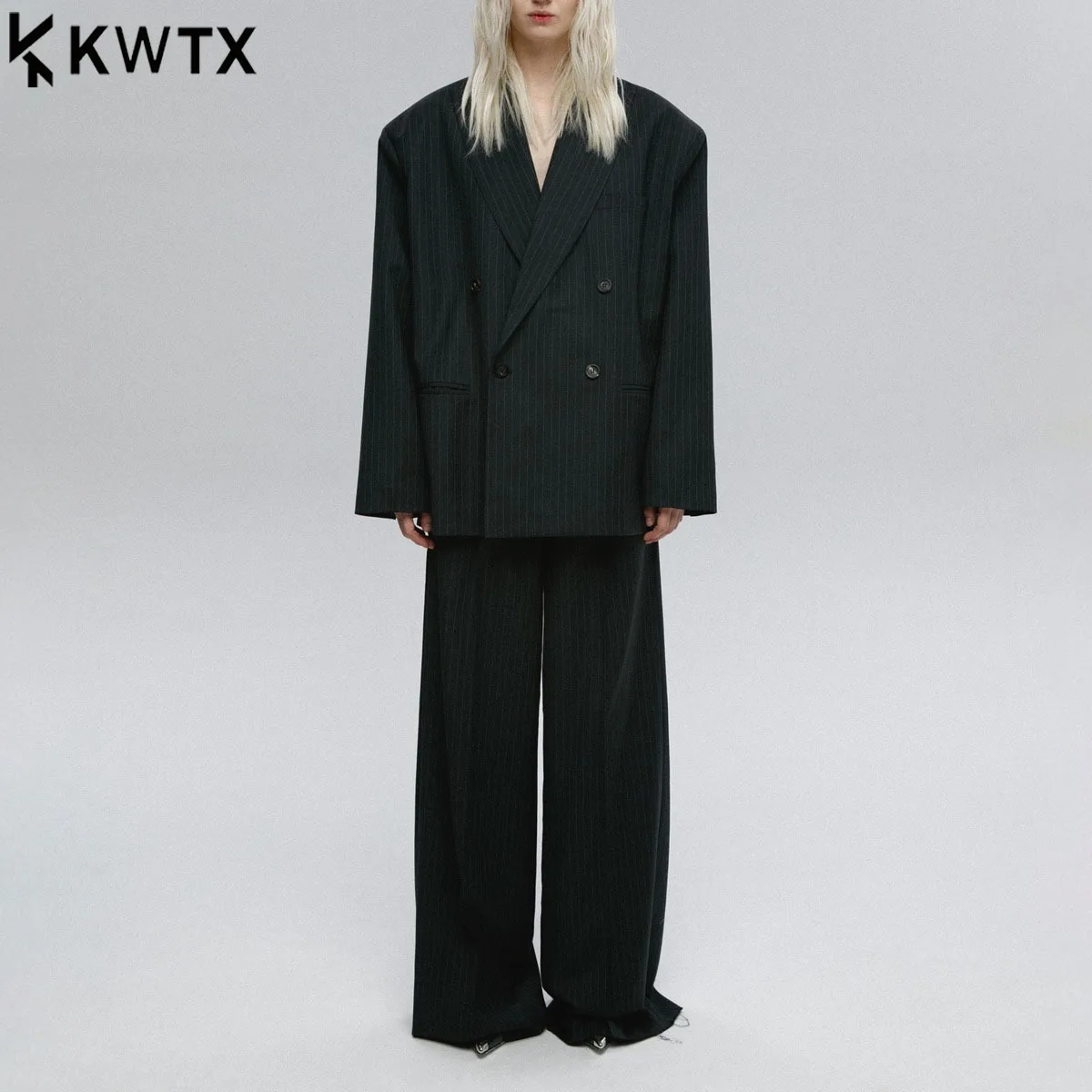 KWTX женский комплект из двух предметов, дизайнерский полосатый двубортный пиджак, широкие брюки, элегантный роскошный офисный наряд, осень-зима 2025
KWTX женский комплект из двух предметов, дизайнерский полосатый двубортный пиджак, широкие брюки, элегантный роскошный офисный наряд, осень-зима 2025